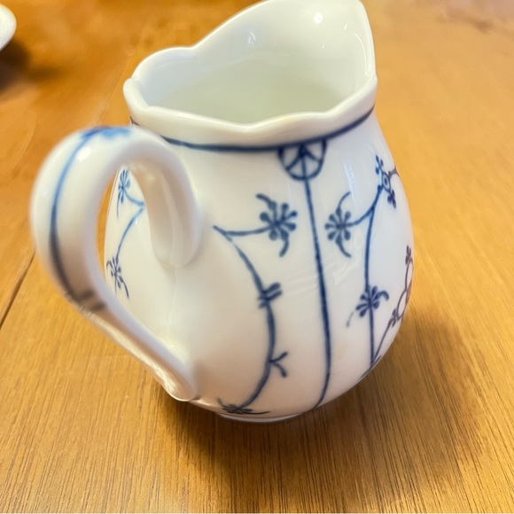 Blue and White Bavaria Vintage Covered Sugar and Cream Pitcher - Picture 5 of 9